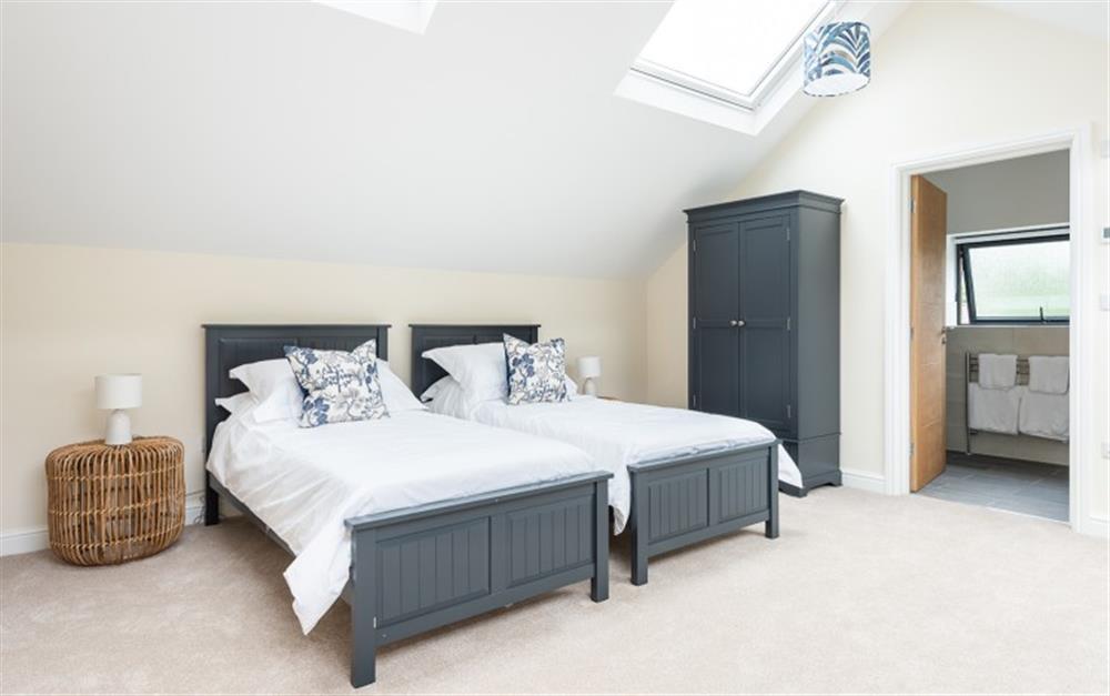 Bedroom 4 with twin 3ft beds and ensuite shower room at Acacia House in Cornworthy
