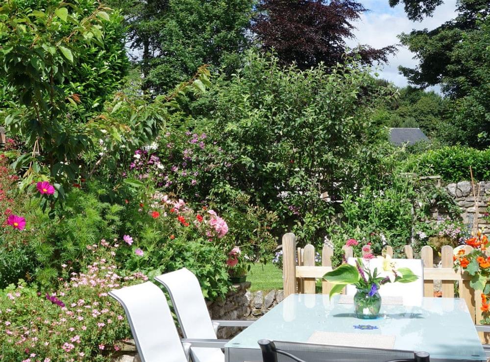 Outdoor eating area at Acorn Cottage in Buxton, Derbyshire