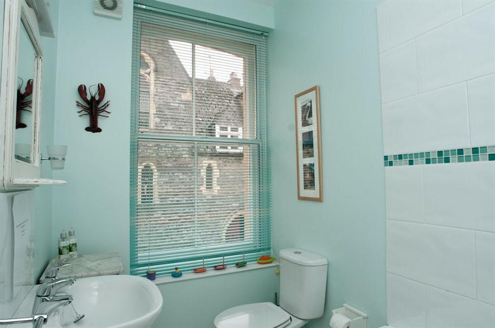Family bathroom on the first floor at Aeolus House in 42 Newcomen Road, Dartmouth