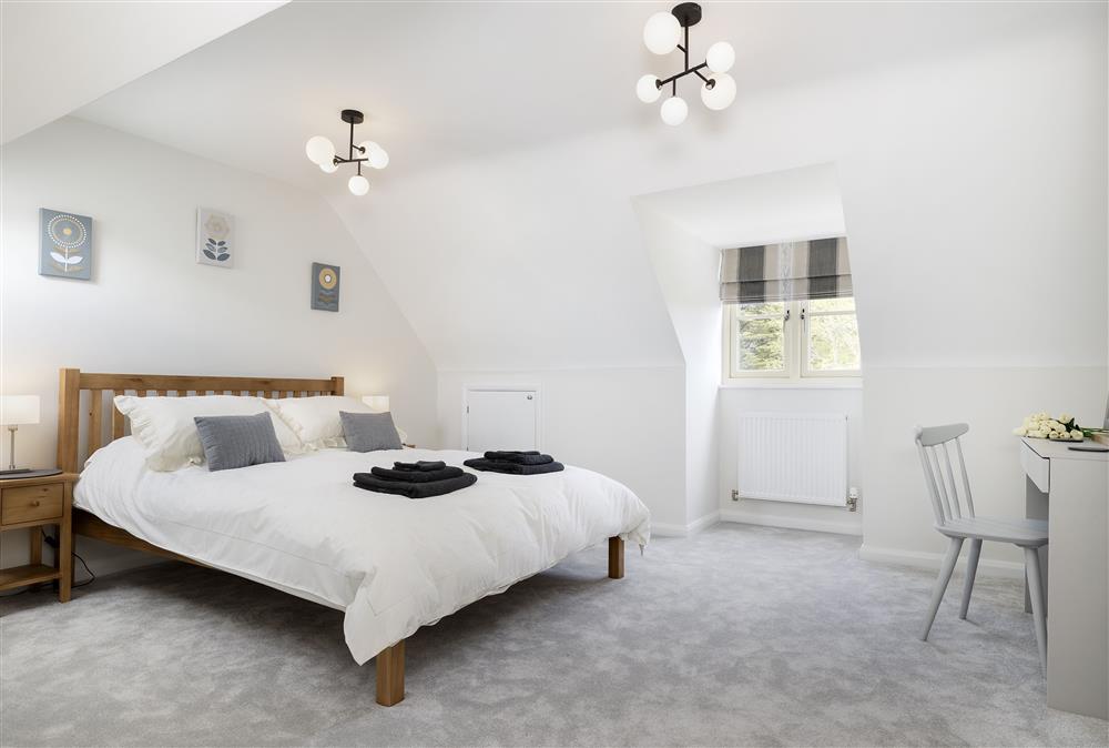 Bedroom with a 5’ king size bed at Agatha Bear Cottage, Stow-on-the-Wold