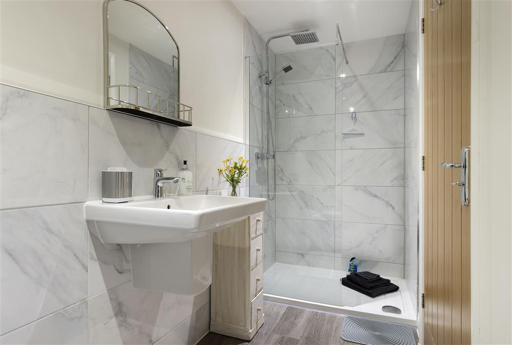 En-suite with walk-in shower cubicle at Agatha Bear Cottage, Stow-on-the-Wold