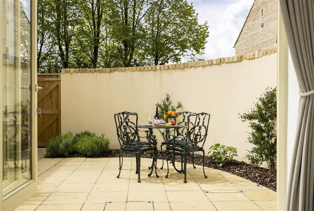 Enclosed courtyard garden at Agatha Bear Cottage, Stow-on-the-Wold