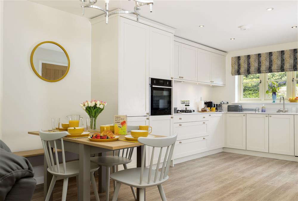 Open-plan dining room, sitting room and kitchen at Agatha Bear Cottage, Stow-on-the-Wold