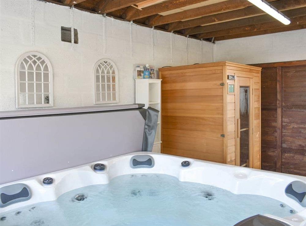 Hot tub and sauna at Alainas Holiday Cottage in Banff, Aberdeenshire