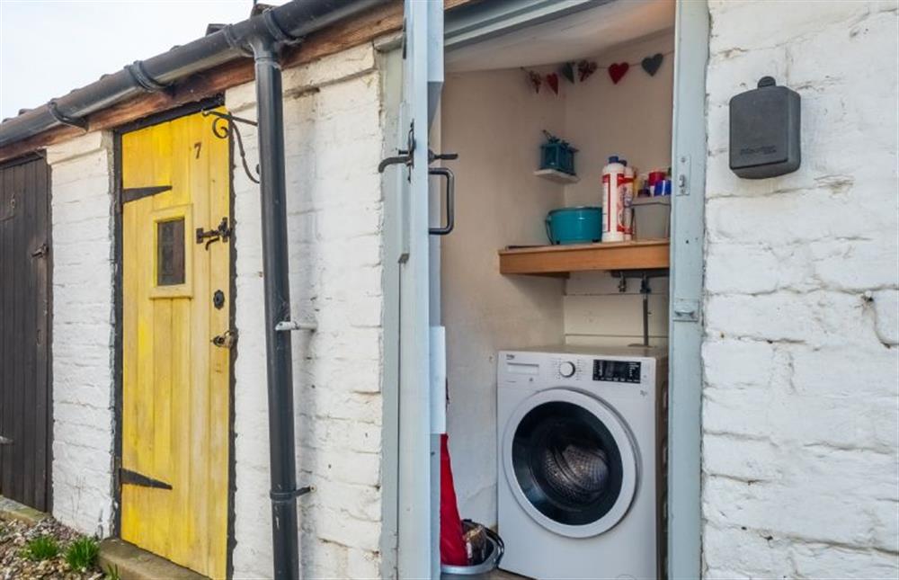 Albertfts Cottage: Outside utility room