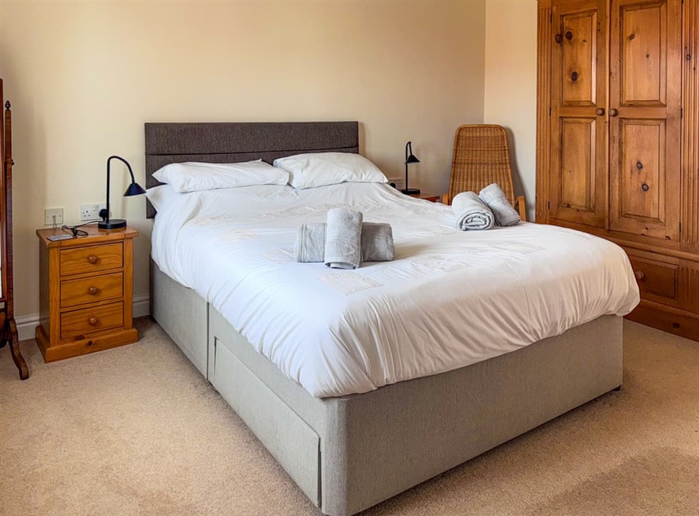 Kingsize bedroom at Alder Lodge in Sedgeford, Norfolk