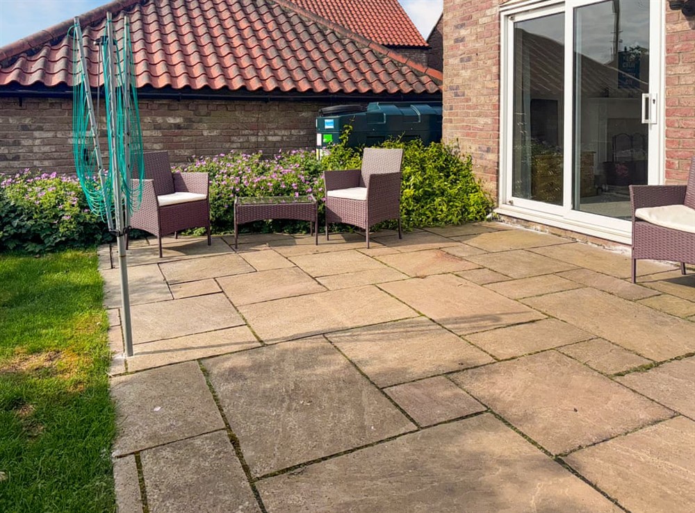 Sitting-out-area at Alder Lodge in Sedgeford, Norfolk