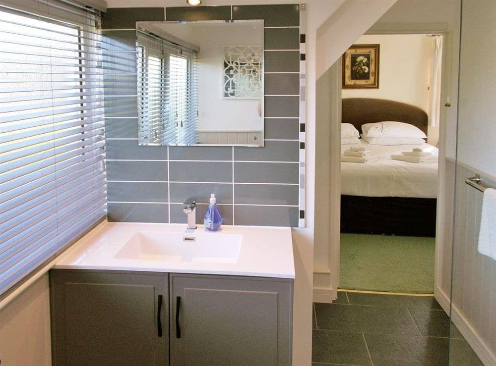 En-suite (photo 2) at Alderley House in Bourton-on-the-Water, Gloucestershire