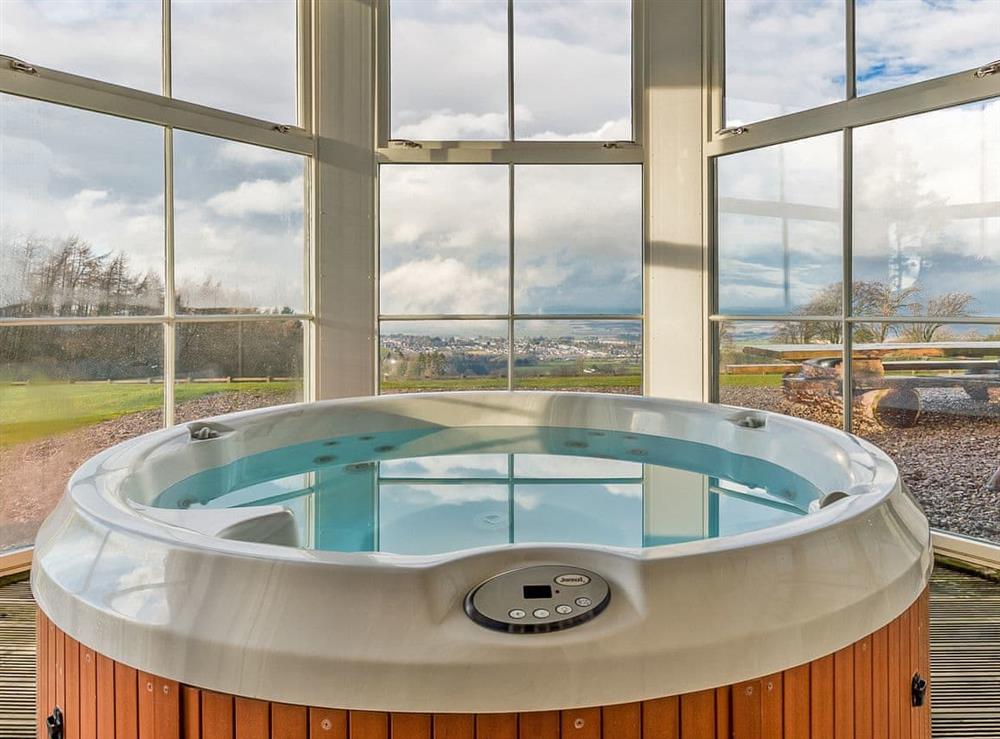 Relaxing hot tub at West Wing,