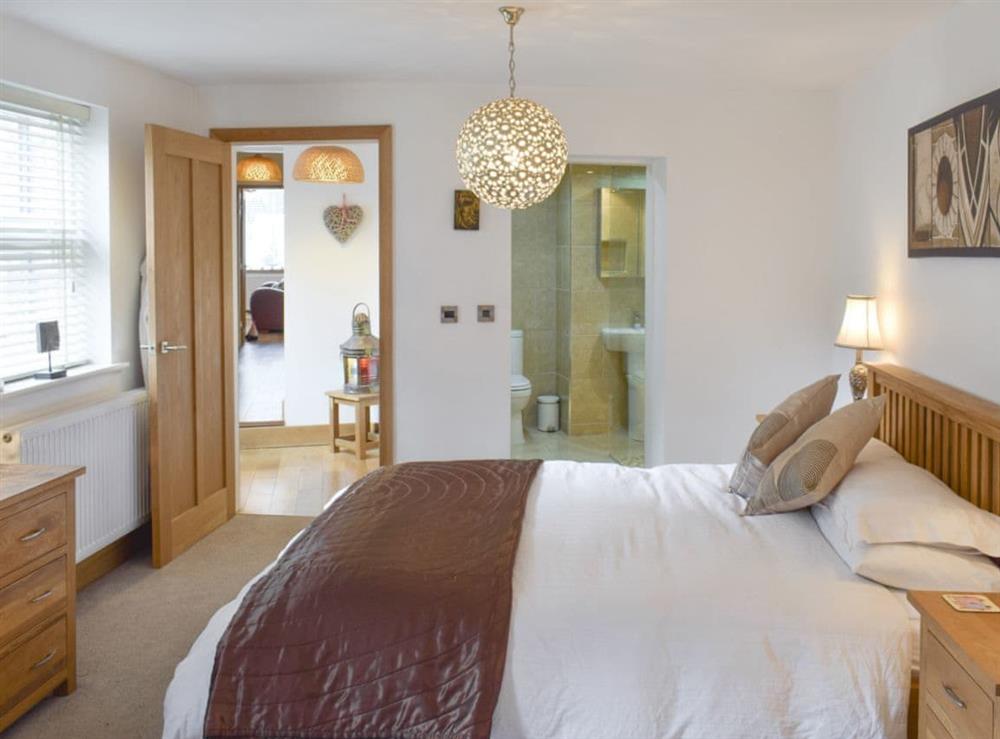 Peaceful double bedroom with en-suite at Alices Place in Whitby, North Yorkshire