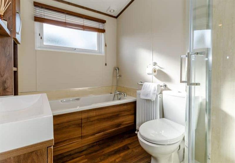Bathroom in the Lakeview Lodge VIP at Allerthorpe Golf and Country Park in Allerthorpe, Yorkshire