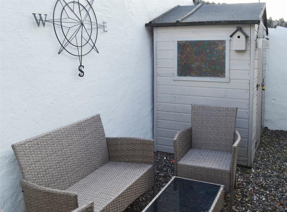 Gravelled courtyard garden with seating at Alnwick Cottage in Alnwick, Northumberland