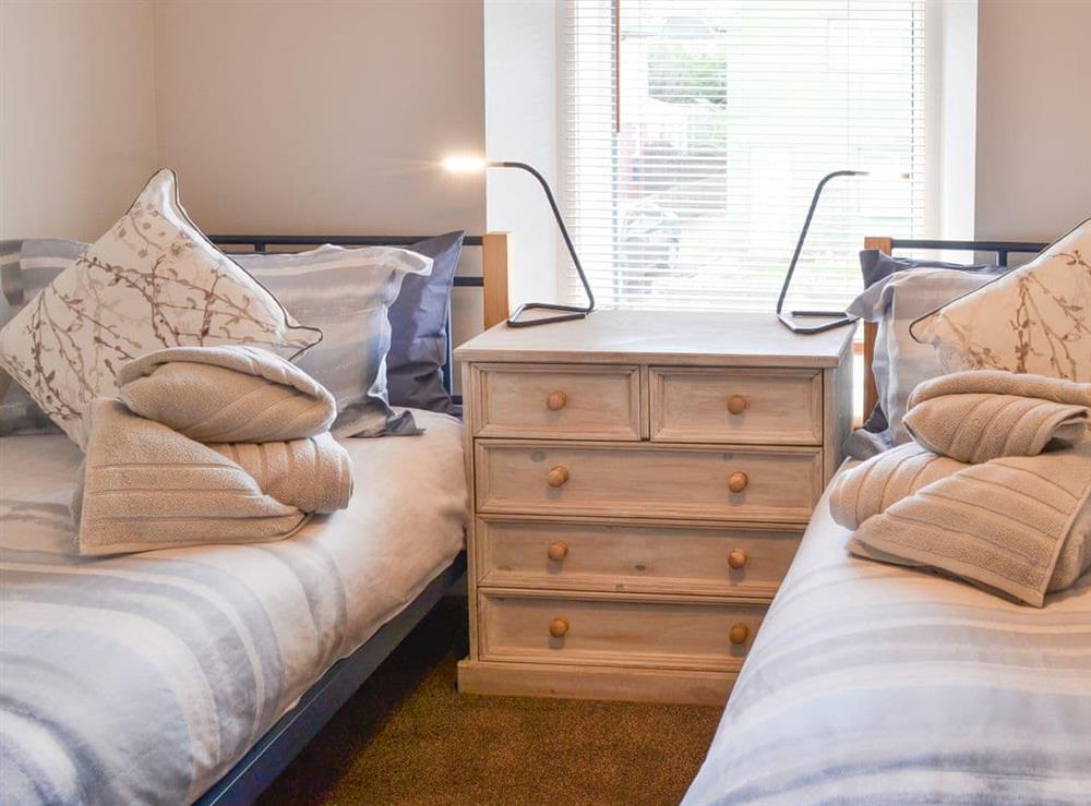 Pretty bedroom with twin single beds at Alnwick Cottage in Alnwick, Northumberland