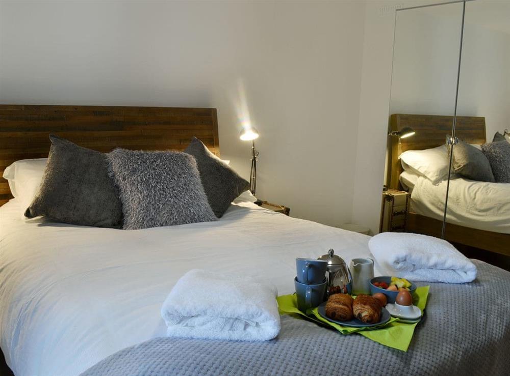 Tastefully furnished double bedroom (photo 2) at Alnwick Malthouse in Alnwick, Northumberland