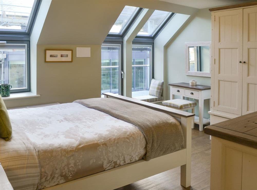 Light and airy en-suite double bedroom at Alnwick Old Brewery Apartment in Alnwick, Northumberland