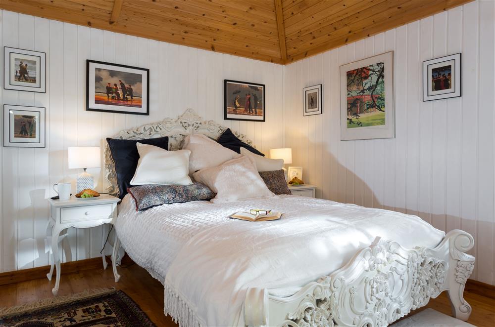 Enjoy a peaceful nights sleep on the 4’6 double bed at Alpaca Lodge, Burford