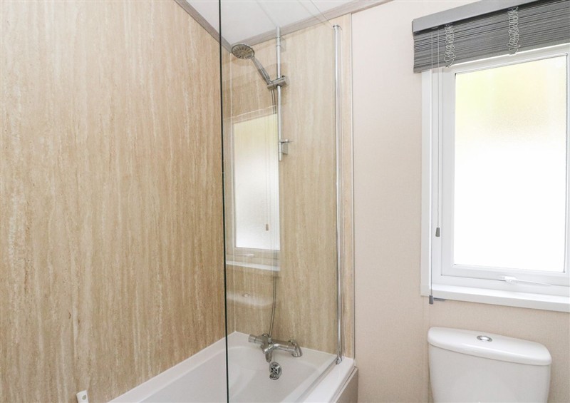 The bathroom at Altair Lodge, St Fillans