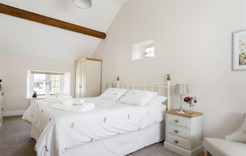 Bedroom one with king-size bed at Alysas Cottage, Chipping Norton