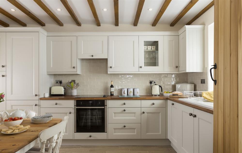 Fully equipped kitchen with dining area at Alysas Cottage, Chipping Norton
