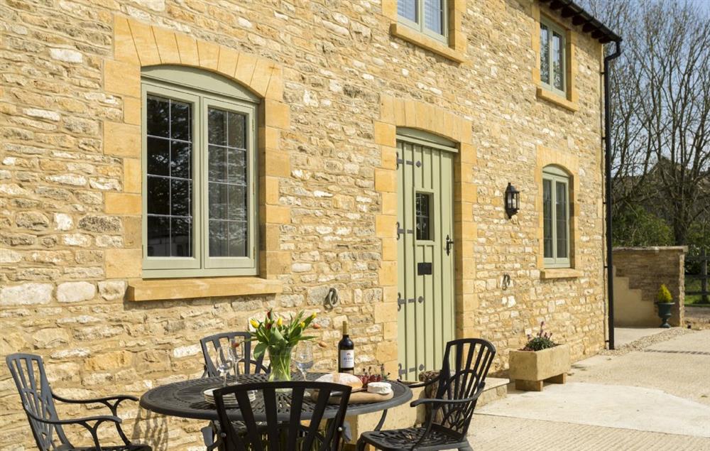 The courtyard has a lovely spot for al fresco dining at Alysas Cottage, Chipping Norton