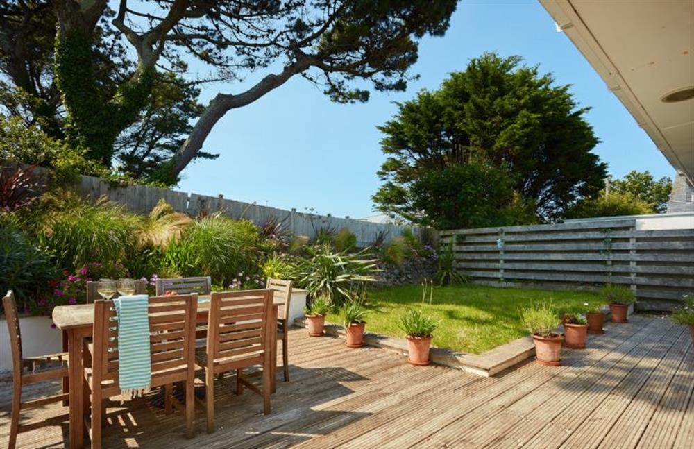 A spacious garden with decked area, garden furniture and a barbecue at Amaroo, St Agnes