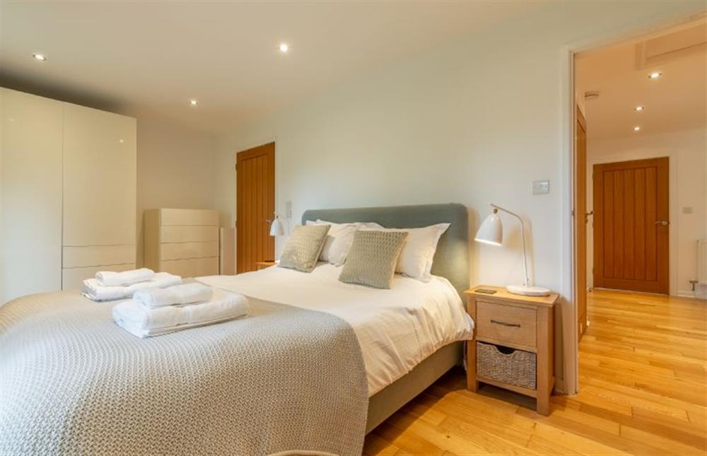Amaroo, Cornwall: Bedroom one with a king-size bed and en-suite wet room at Amaroo, St Agnes