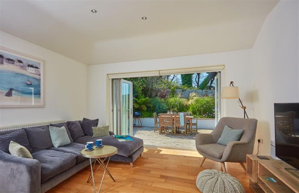 Amaroo, Cornwall: Bi-folding doors open out to the enclosed garden at Amaroo, St Agnes