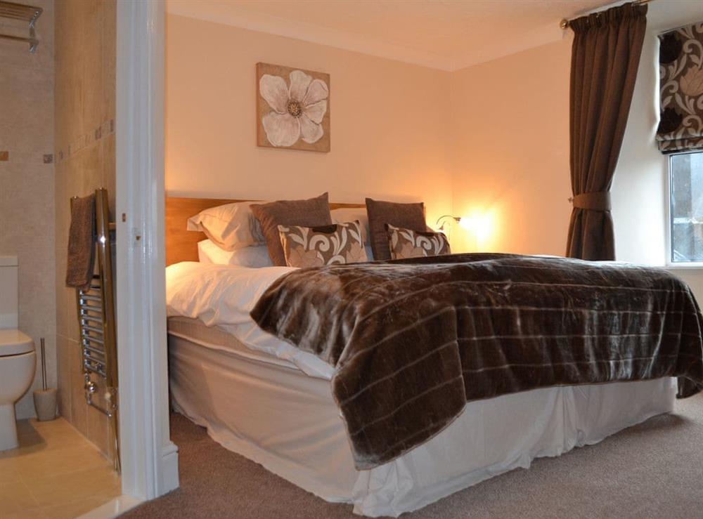 Zip and link super kingsize bedroom with en-suite shower room at Amberleigh House in Windermere, Cumbria