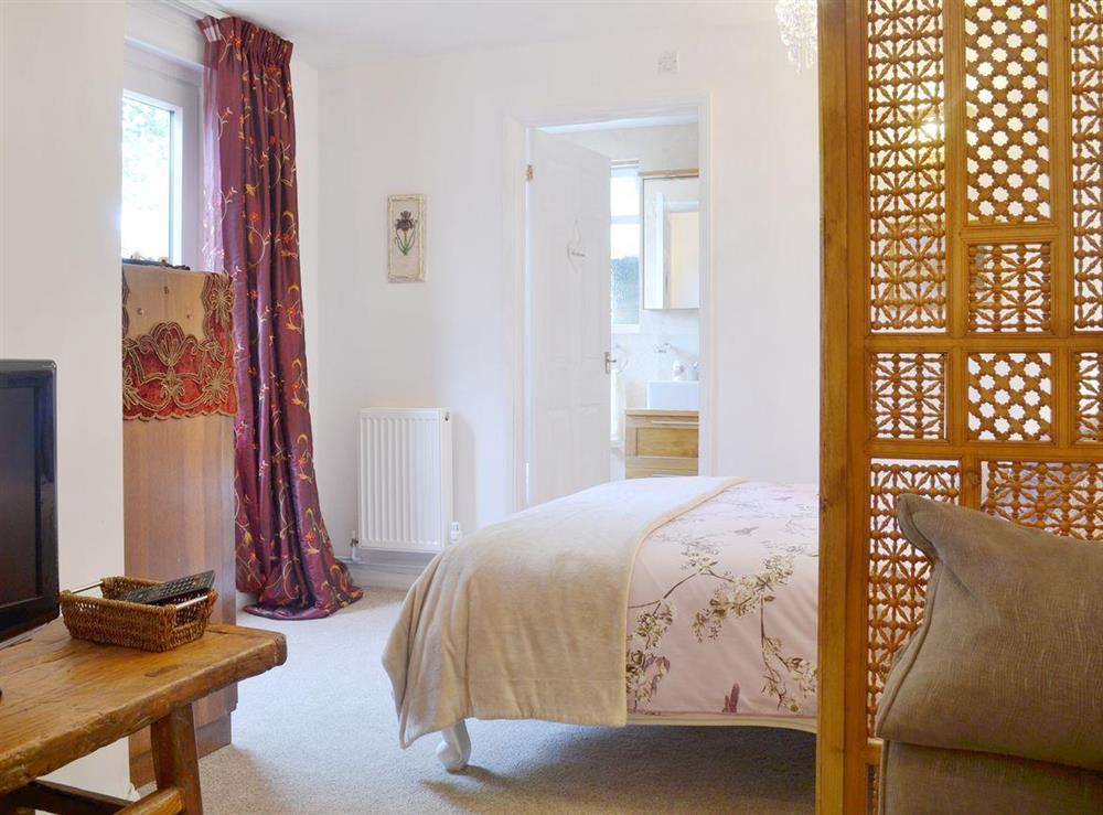 Cosy studio space with en-suite at Amelyah Cottage in Winscombe, near Weston-super-Mare, Avon