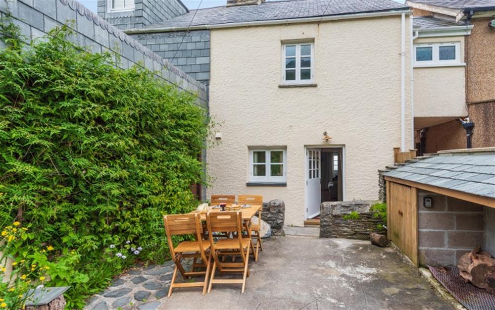 Lovely courtyard space for al fresco dining in Beesands at Anchor Cottage in Beesands