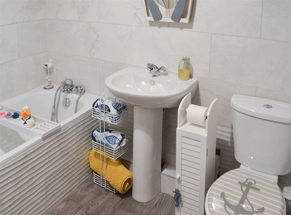 Bathroom with separate shower at Anchors Point in Newbiggin-by-the-Sea, Northumberland