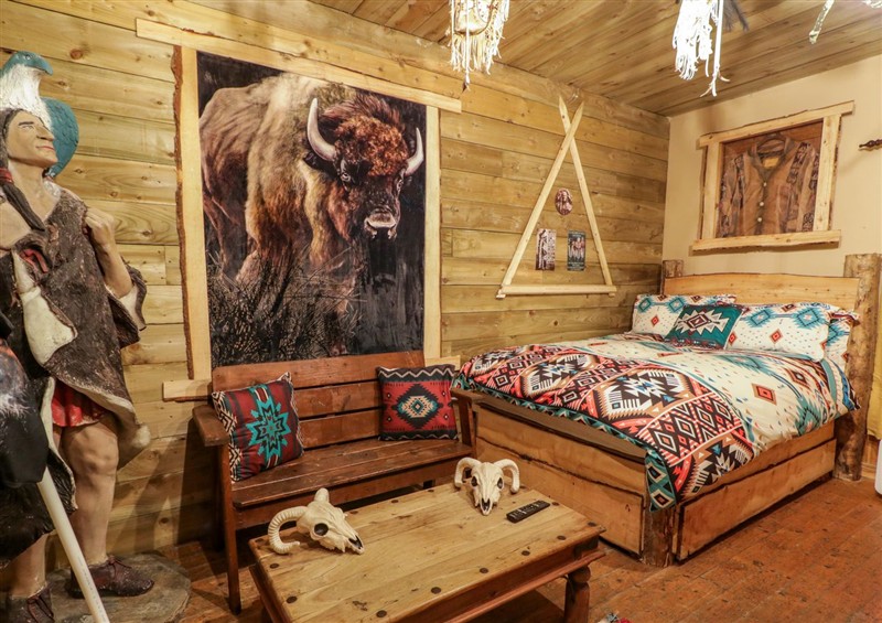 A bedroom in Apache Falls Lodge at Apache Falls Lodge, Castlerock
