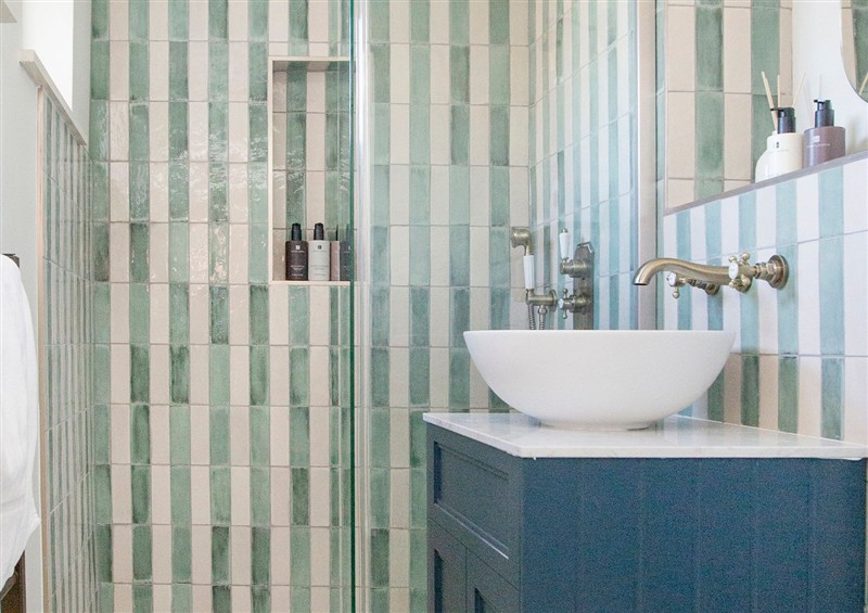 The bathroom at Apartment 1, 86 Dyer Street, Cirencester