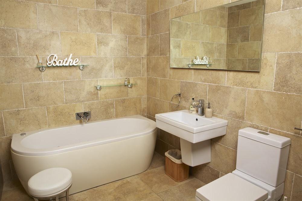 Fully tiled en suite bathroom at Apartment 1, At The Beach in Torcross, Nr Kingsbridge