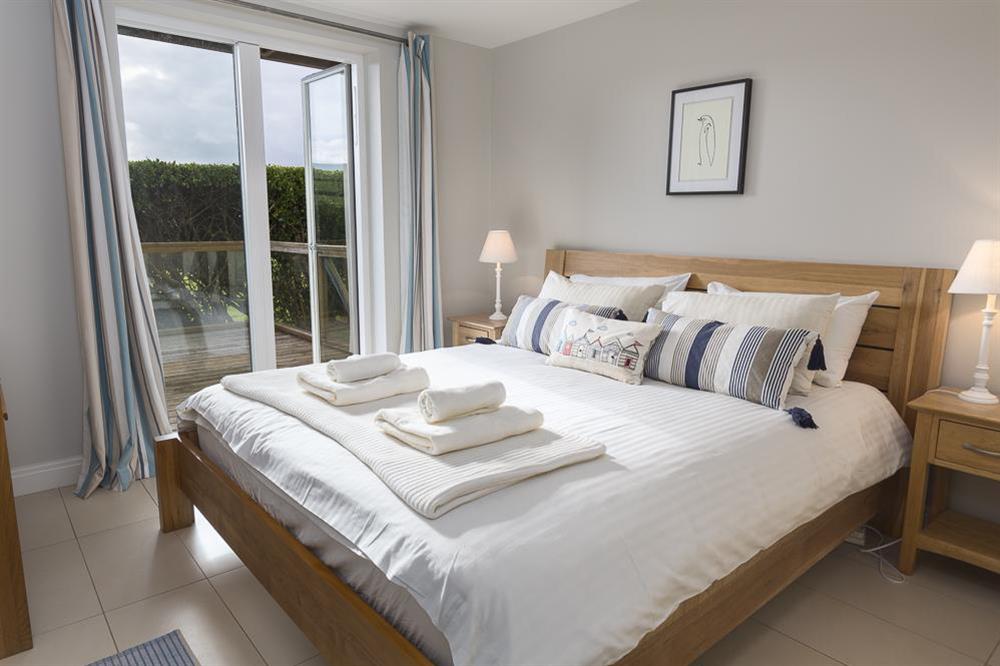 King-size oak bed at Apartment 1, Oceans Edge in Thurlestone Sands, Nr Kingsbridge