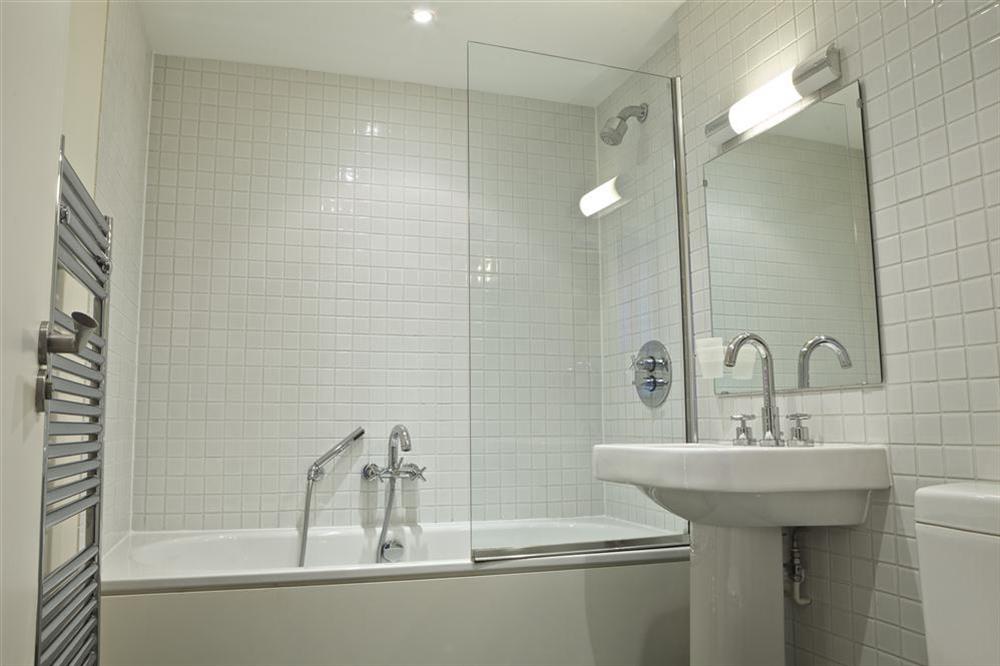 Family bathroom at Apartment 13 Combehaven in Allenheyes Road, Salcombe