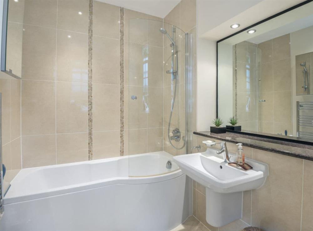 Well presented en-suite bathroom at Apartment 14, Hazelwood Hall in Silverdale, near Carnforth, Lancashire