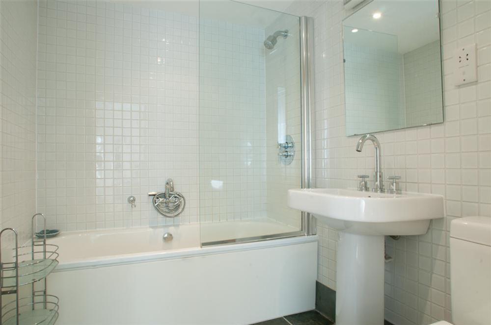 Family bathroom at Apartment 15 Combehaven in Allenheyes Road, Salcombe