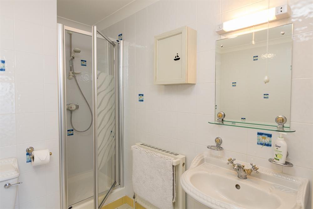 En suite bathroom at Apartment 19, Bolt Head in South Sands, Salcombe