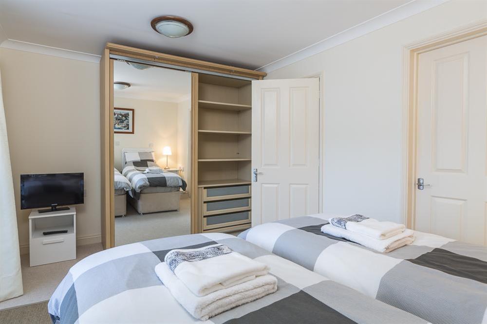 En suite King-size bedroom with built-in mirrored wardrobes at Apartment 19, Bolt Head in South Sands, Salcombe