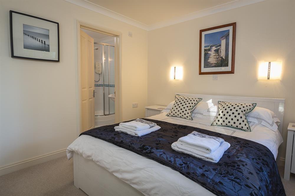 En suite King-size bedroom, with pleasant estuary views (photo 3) at Apartment 19, Bolt Head in South Sands, Salcombe