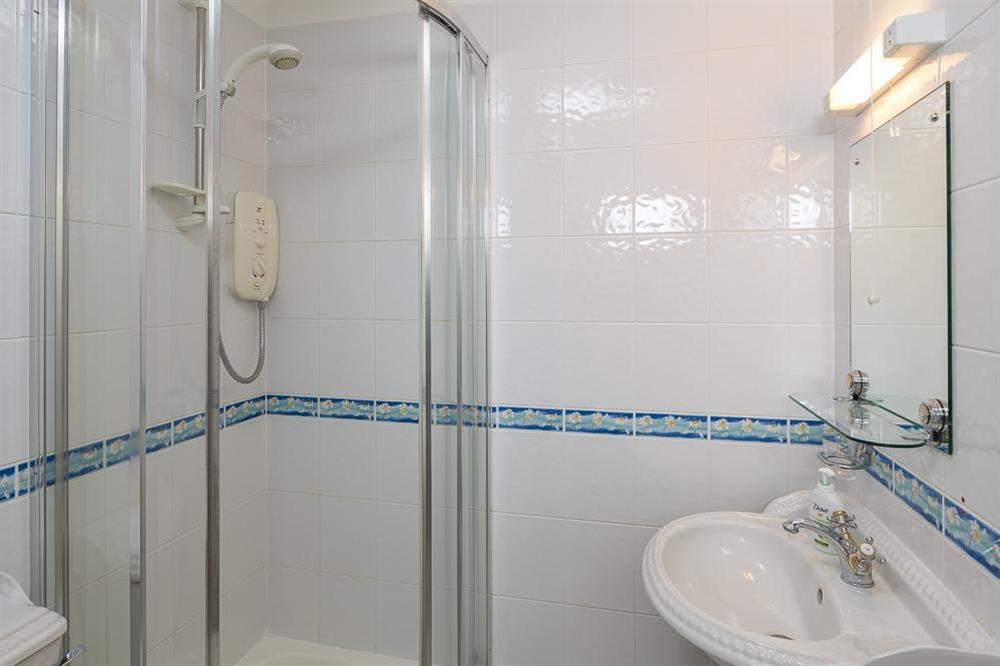 En suite shower room at Apartment 19, Bolt Head in South Sands, Salcombe