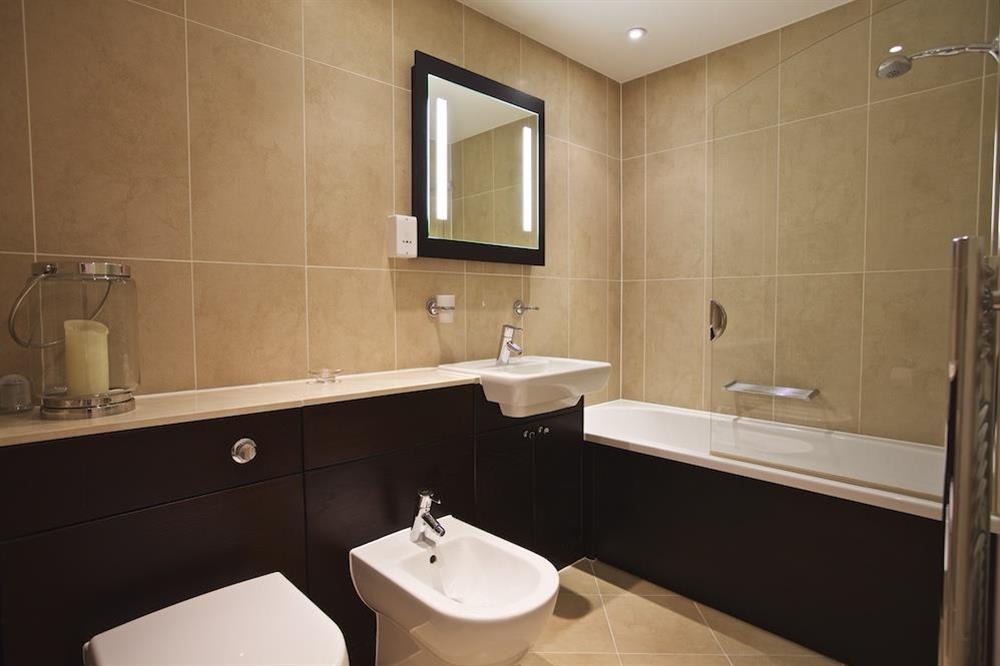 Family bathroom at Apartment 4, Bolt Head in South Sands, Salcombe