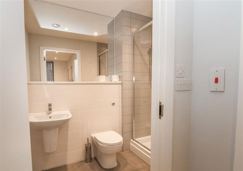 The bathroom (photo 2) at Apartment 4 - Crosby Gardens, Waterloo