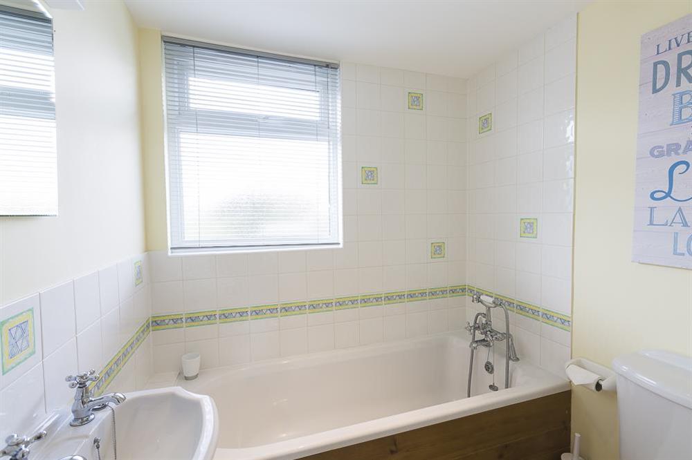 En suite bathroom with bath at Apartment 4 Lyndhurst in Bonaventure Road, Salcombe