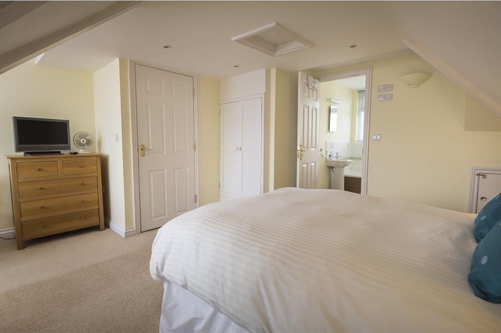 King-size bed with pocket-sprung mattress at Apartment 4 Lyndhurst in Bonaventure Road, Salcombe