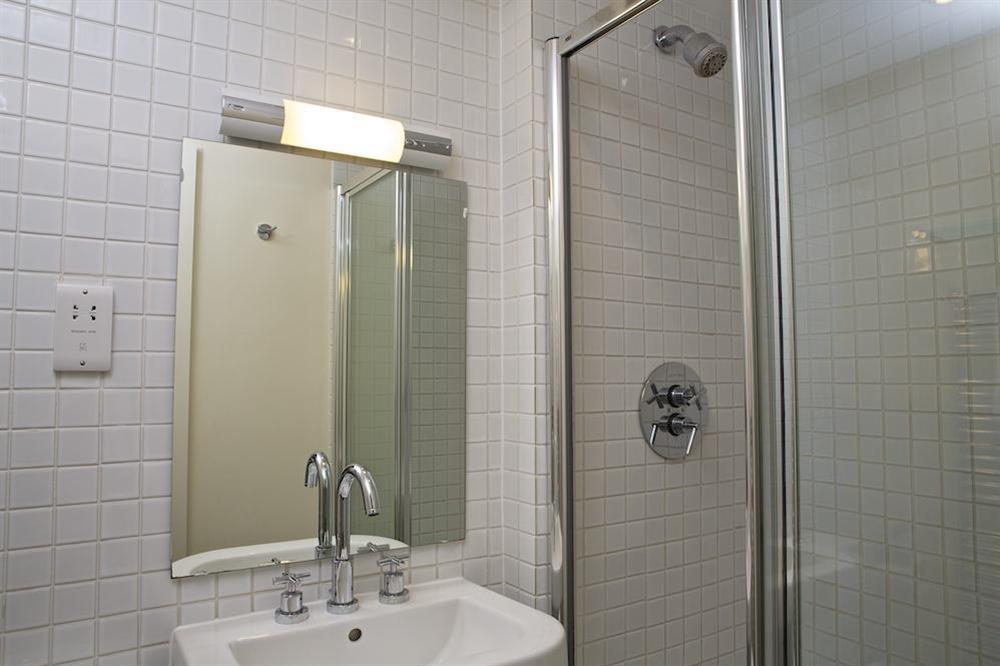 En suite bathroom for Master bedroom at Apartment 5 Combehaven in Allenhayes Road, Salcombe