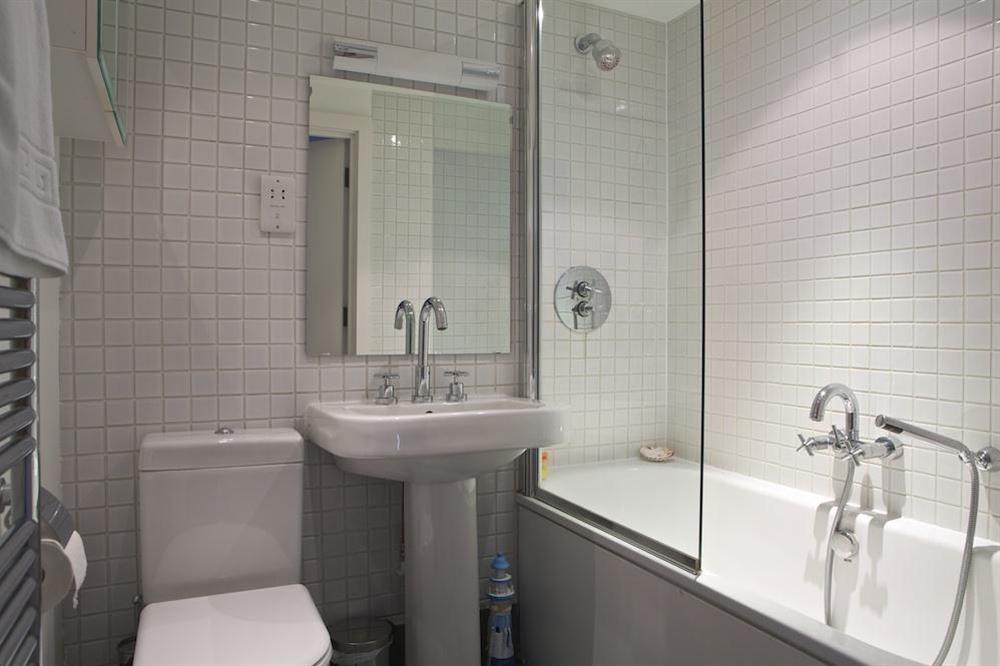 Family bathroom at Apartment 5 Combehaven in Allenhayes Road, Salcombe