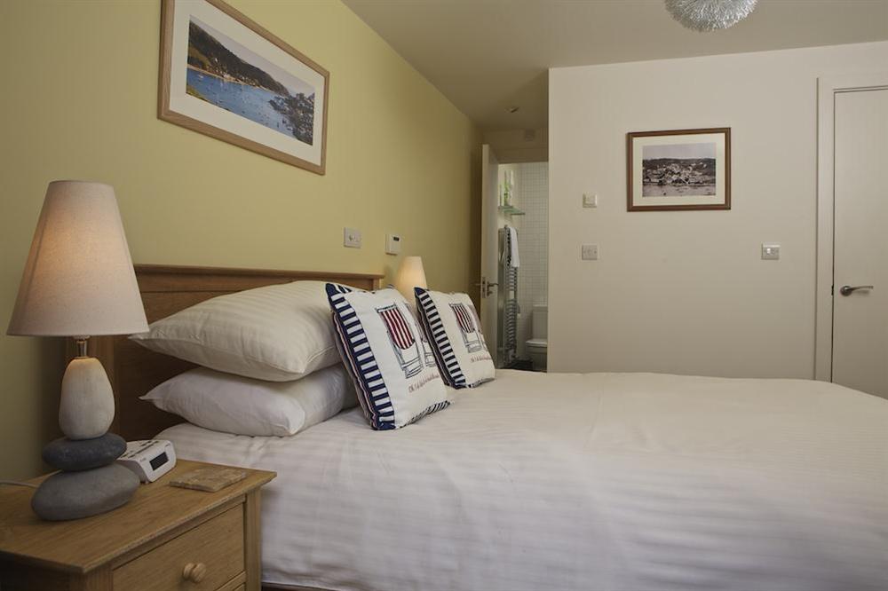 Master bedroom with King-size bed and en suite bathroom at Apartment 5 Combehaven in Allenhayes Road, Salcombe