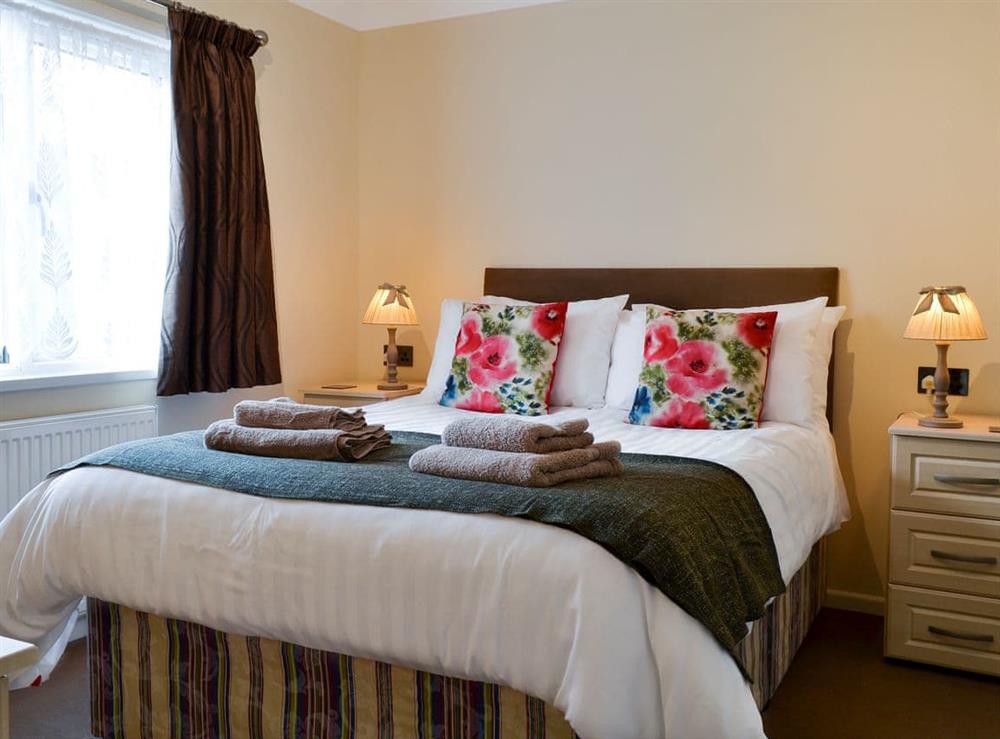 Double bedroom with en-suite at Apple Blossom Cottage in St Ervan, near Padstow, Cornwall